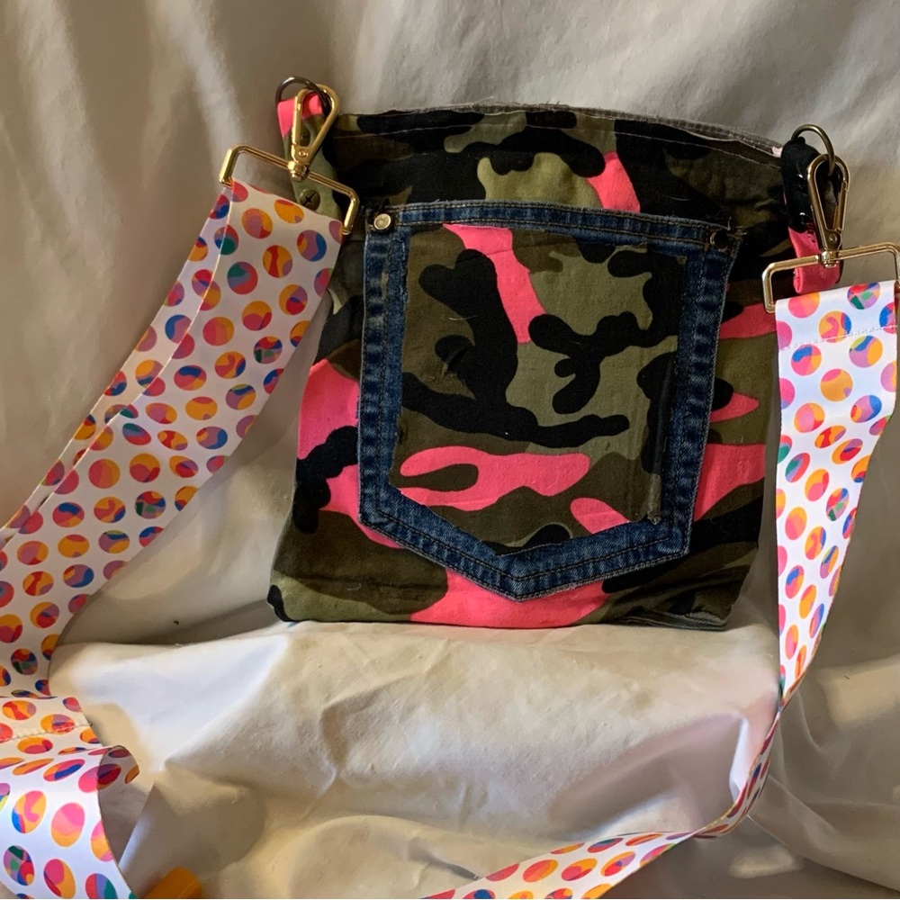 Chic Khaki Crossbody Bag with Vibrant Strap - Picture 10 of 10